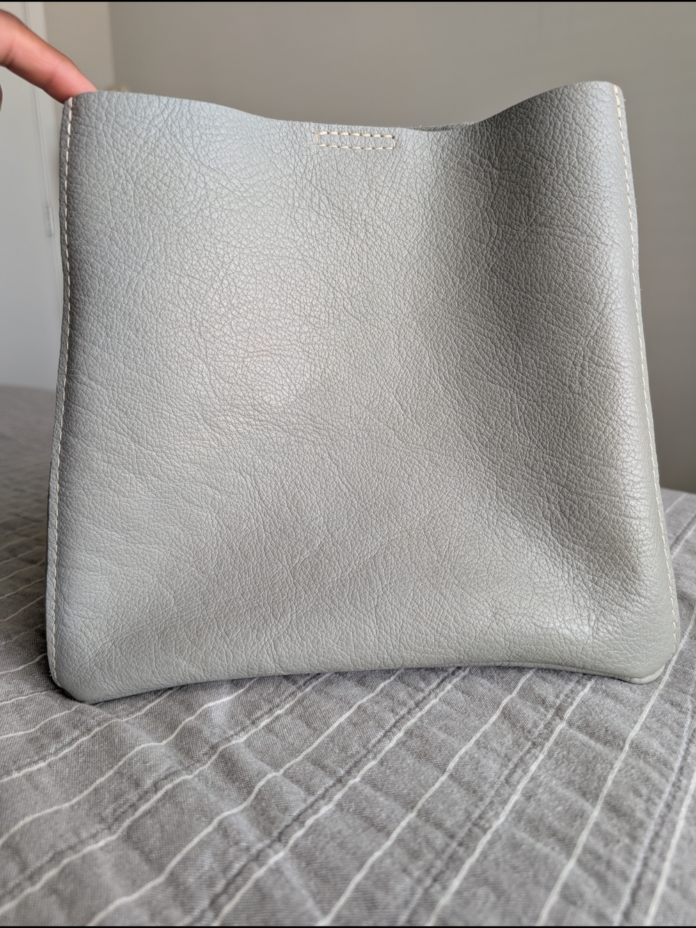 NWOT Butterfly Bucket Bag Pebbled Leather Crossbody in Light Gray No Strap - Picture 6 of 11